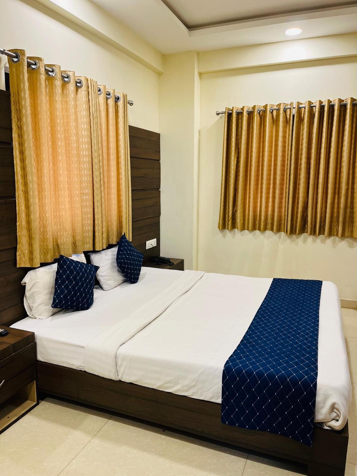 Stayguru Hotel Atithi ブジ エクステリア 写真