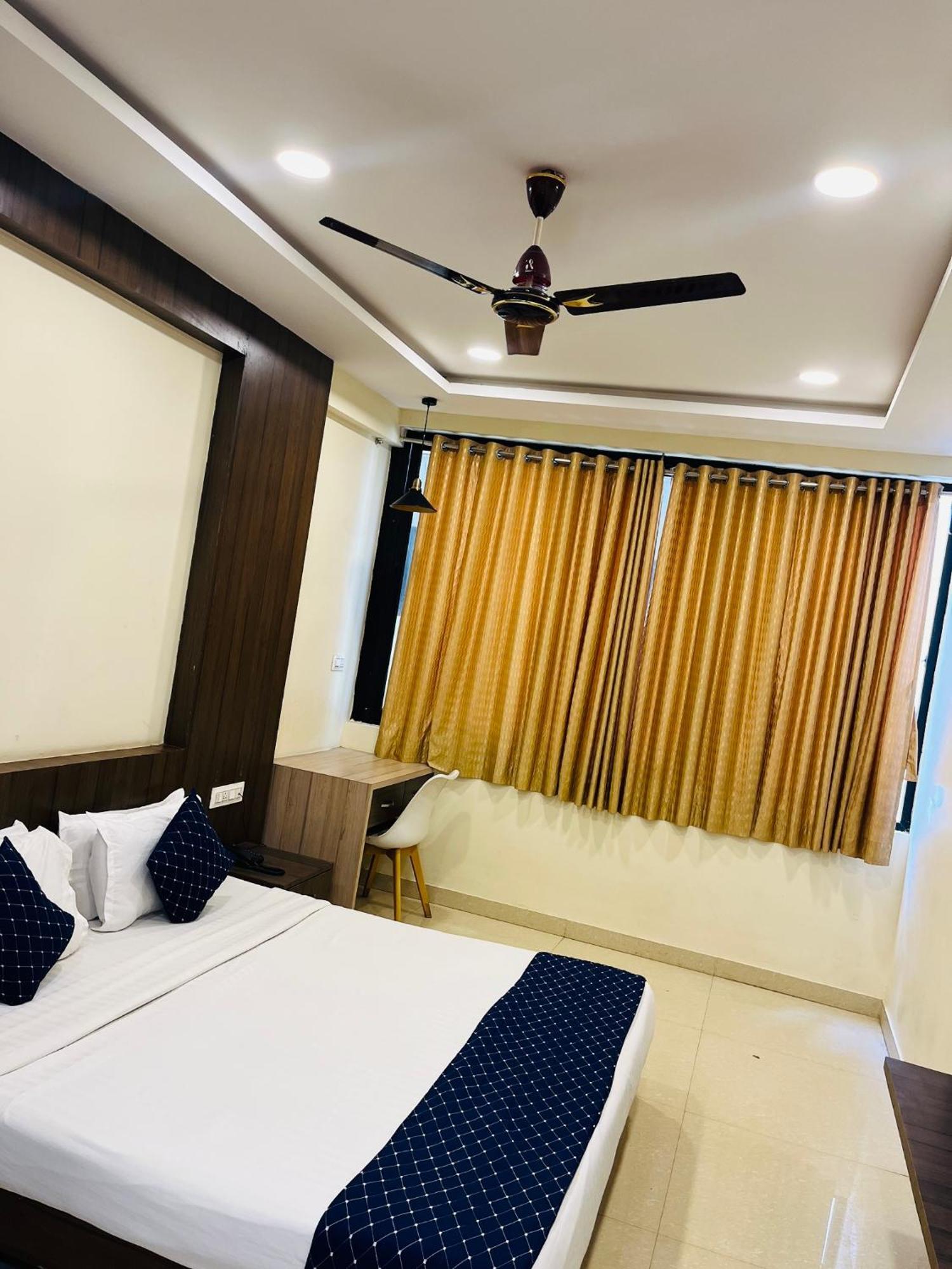 Stayguru Hotel Atithi ブジ エクステリア 写真
